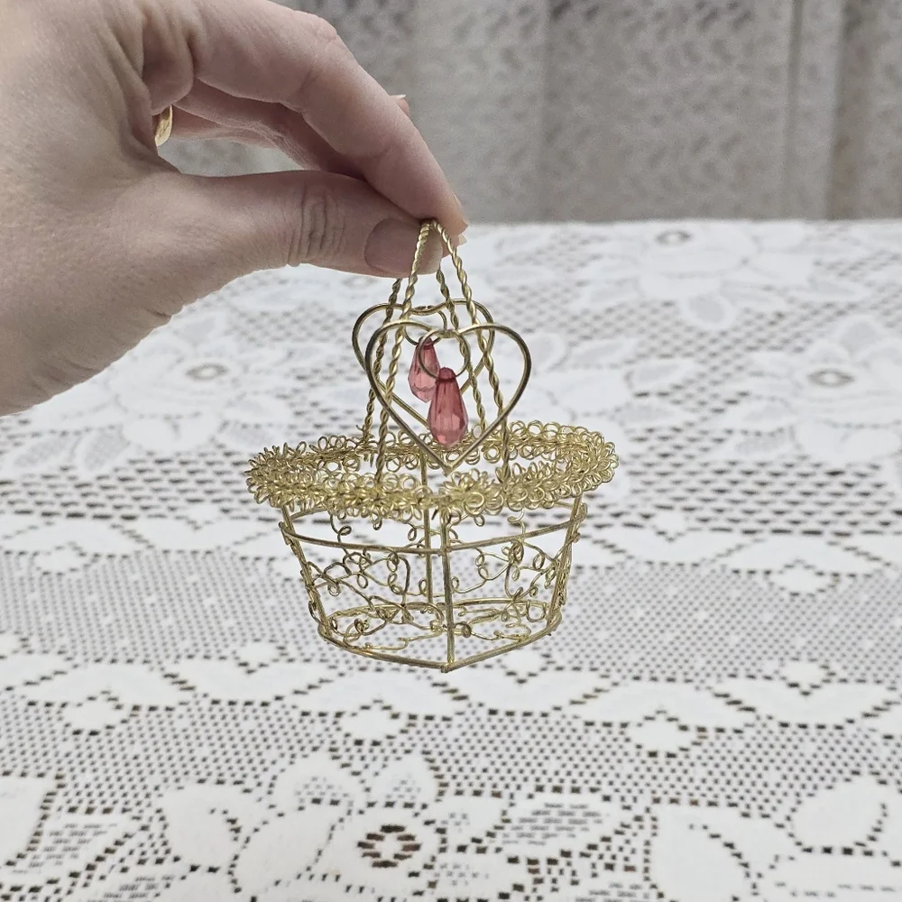 Gold Wire Heart Mini Basket 3.5